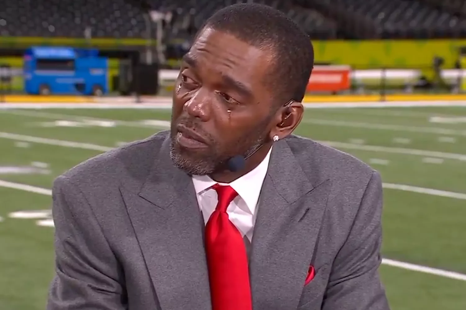 Randy Moss fights back tears in emotional ESPN comeback