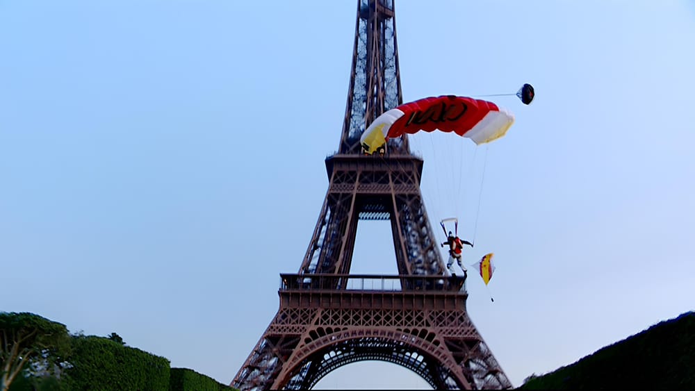 Man arrested for illegal parachute jump from the Eiffel Tower post image