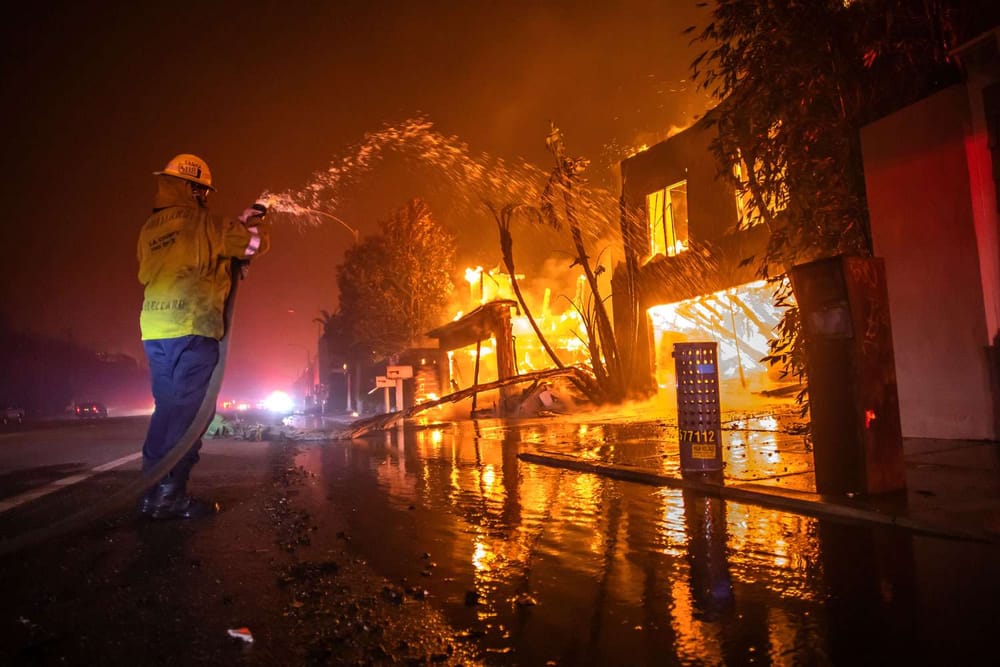 L.A. shuts down tourist sites amidst ongoing wildfires post image