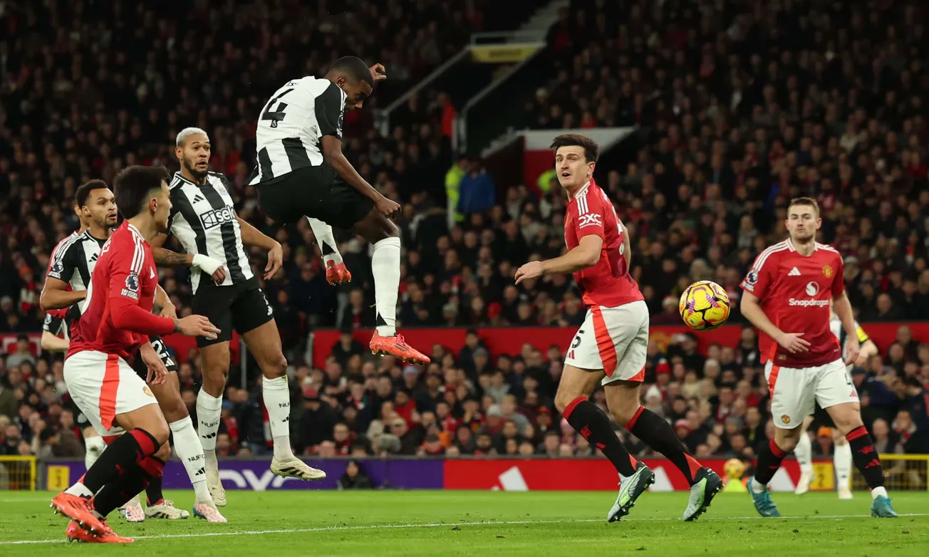 Isak and Joelinton shine as Newcastle cruises past Manchester United