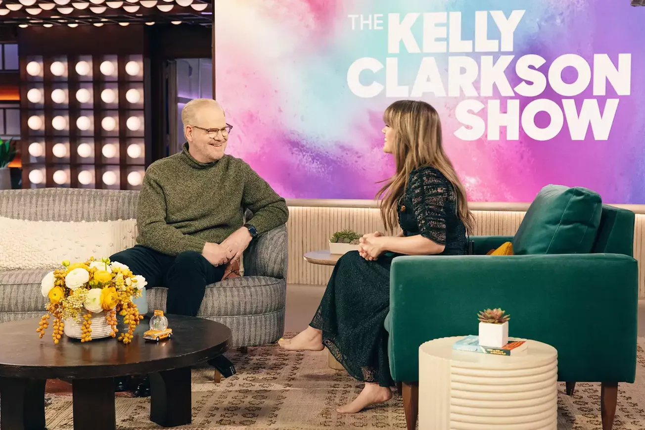 Jim Gaffigan teases Kelly Clarkson about going shoeless on talk show